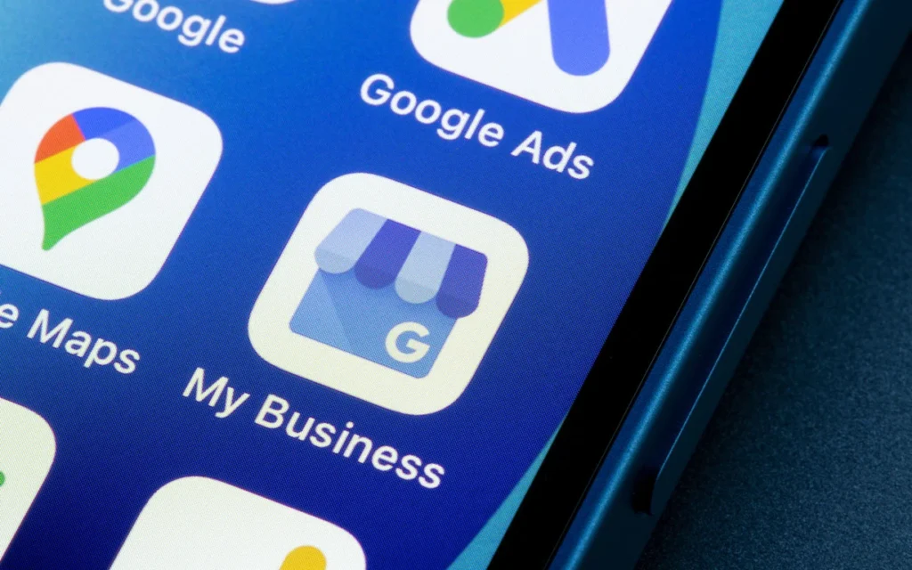 Google My Business App-Icon auf einem Handy-Display